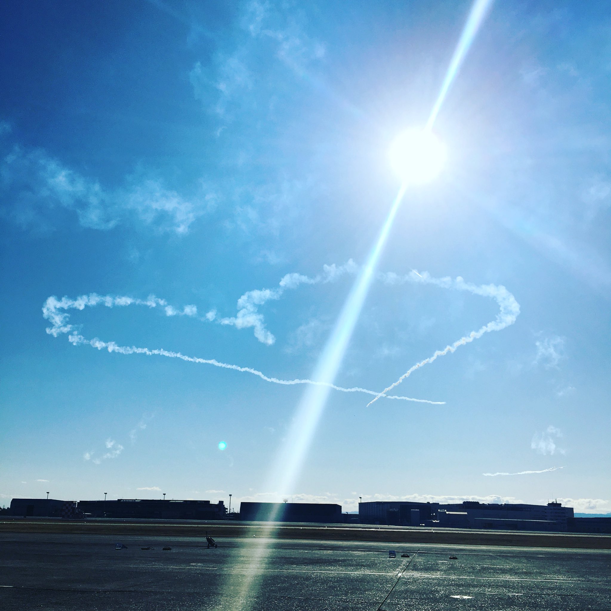 み No Twitter 小牧基地のブルーインパルスすごかったよ O キューピッドは太陽が矢を射ってくれたw 小牧伝統の春日井ターンも太陽のおかげで婚約指輪のようだ T Co 4p1zcyjhk2 Twitter