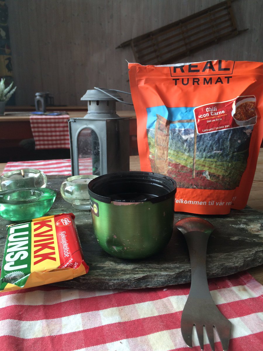 utepappa's tweet photo. Kaffe, kvikklunsj og chiliconcarne...Og KONDISALARM! 
Les mer på utepappa.no❄️
#pappa #foreldre #utno #turglede #ute https://t.co/DVCWRzAhRZ