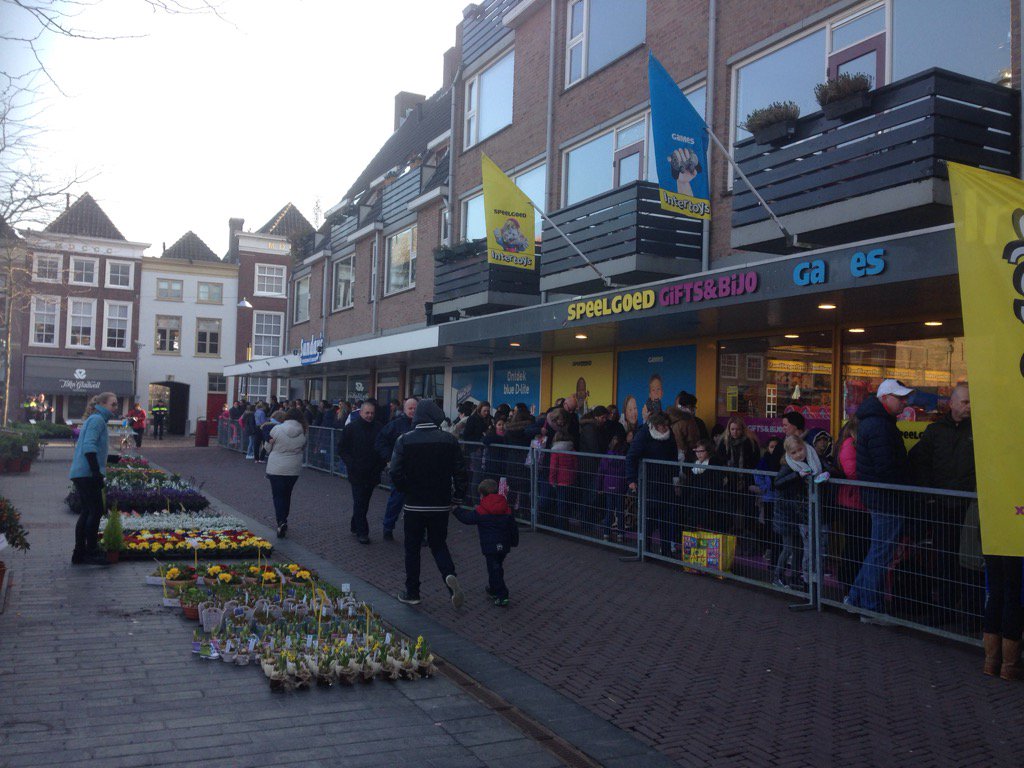 StefanStaes's tweet photo. Om 8u stonden de eerste fans al klaar voor de meet &amp; greet van #k3 in Dordrecht. Starten om 10u. Straks nog Breda https://t.co/GFpgwAxCmy