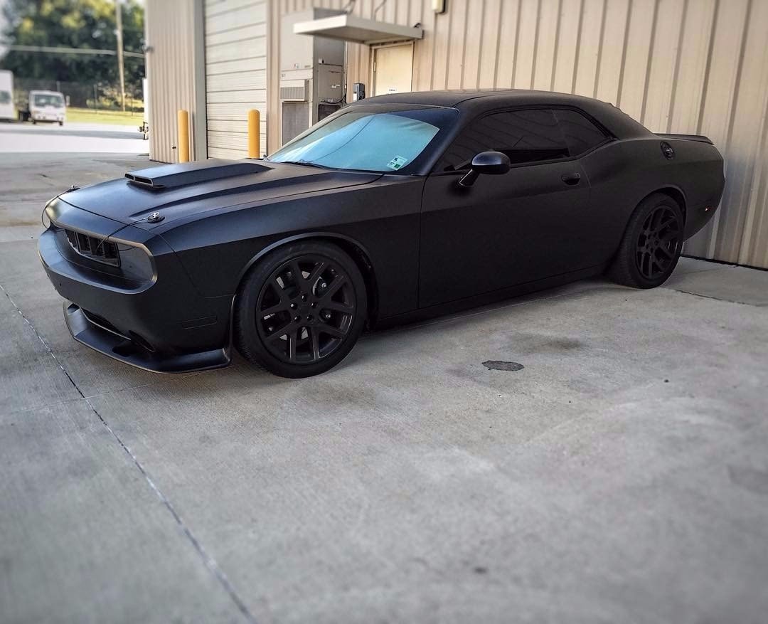strog_pocan's tweet photo. Полностью черный, матовый Challenger SRT Mopar https://t.co/i43d2weaCV