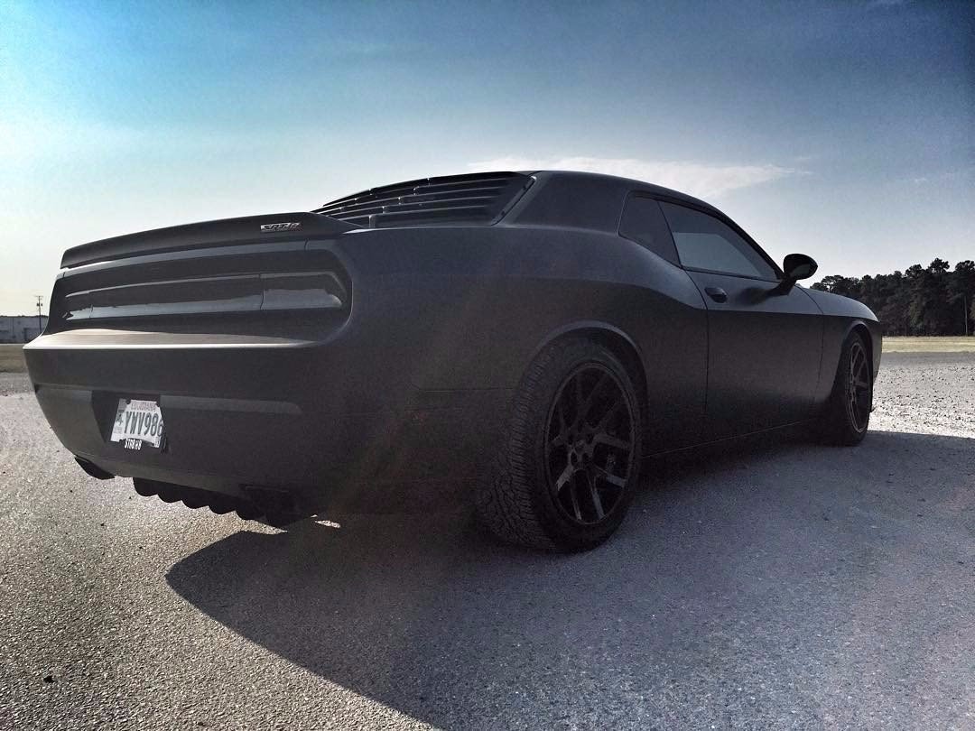 strog_pocan's tweet photo. Полностью черный, матовый Challenger SRT Mopar https://t.co/i43d2weaCV