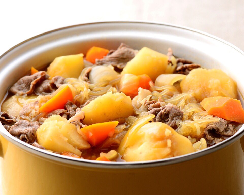 食テロbot 肉じゃが ホクホクと舌触りの良いジャガイモに 存在感のある牛肉と甘いタマネギ 鮮やかな人参に歯ごたえのいい糸こんにゃく これらの食材が喧嘩することなく甘辛い味付けと絶妙にマッチしています T Co Sb5u5vy1pb Twitter