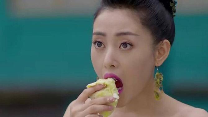 Suka banget makan Durian? Tapi, jangan sampai kejadian kaya yang berikut ini ya POPle! goo.gl/ARQN2q