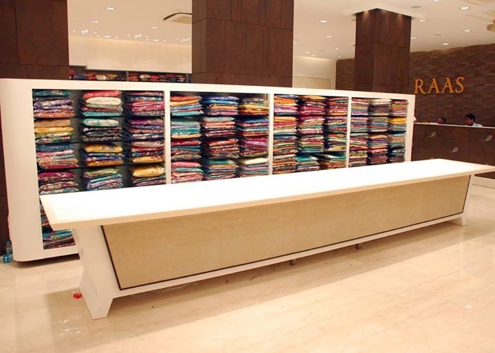 raasworld's tweet photo. #Saturdays are for #shopping. 👯
#HappySaturday #ShopAtRaas #EthnicWear #SareesAndMore #WelcomeToRaas #Raas https://t.co/wPivu7Y00q