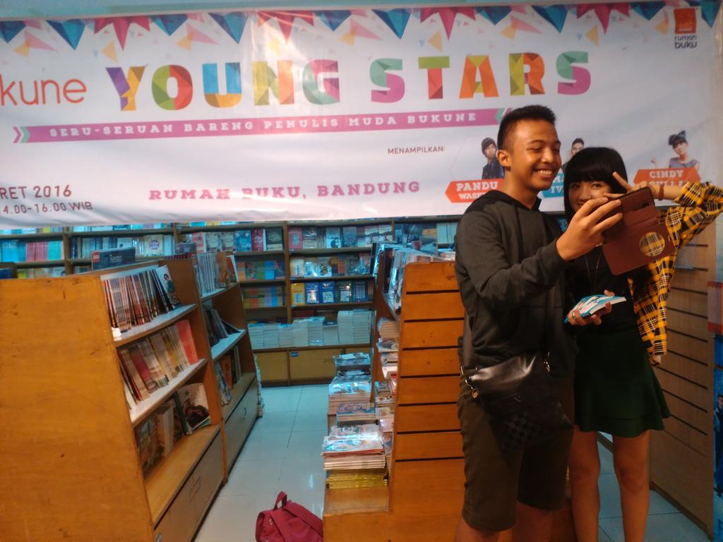 rumahbuku96's tweet photo. Thanks for Coming Meet and Greet with @marcoivanos @Cindygulla0 @waskithash @Bukune di Rumbuk Supratman 96 Bdg 🙏🙌 https://t.co/IK3Y1ChJ99