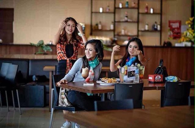 Tidak hanya itu, Bakul Wedang Cafe yang mampu menampung 100 orang, juga kerap mengadakan nonton bareng (nobar) jika