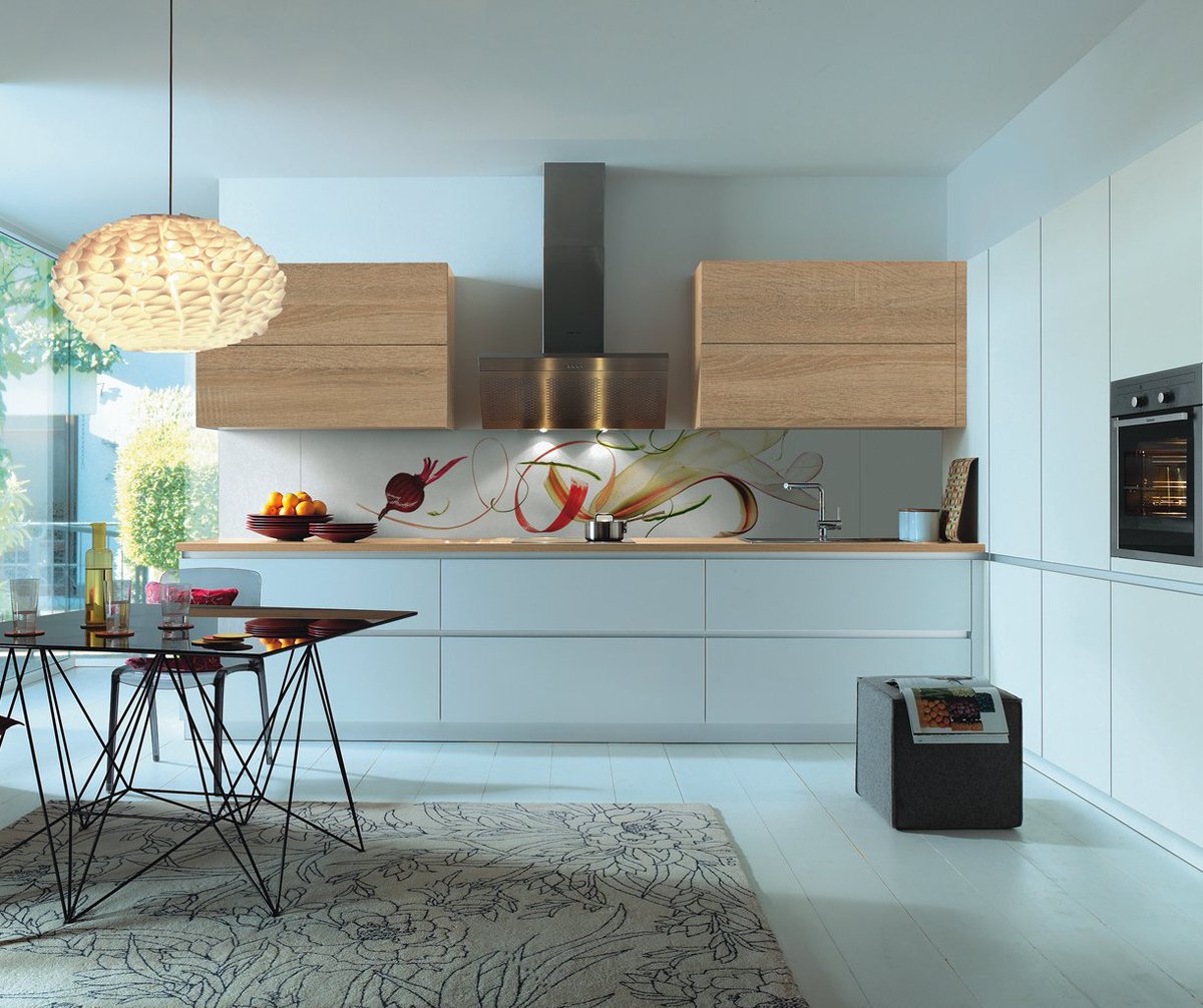 Een witte hoogglans keuken met iets meer sfeer? Wat dacht u van een sfeerblad als deze met groente? #keukens