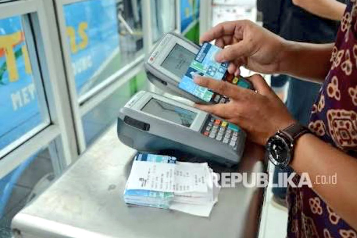 ridwankamil's tweet photo. Minggu ini, dimulai uji coba Bandung smart card untuk bayar bus TMB. Suatu hari kartu ini bisa utk semua transaksi. https://t.co/q9ebZDBGn5
