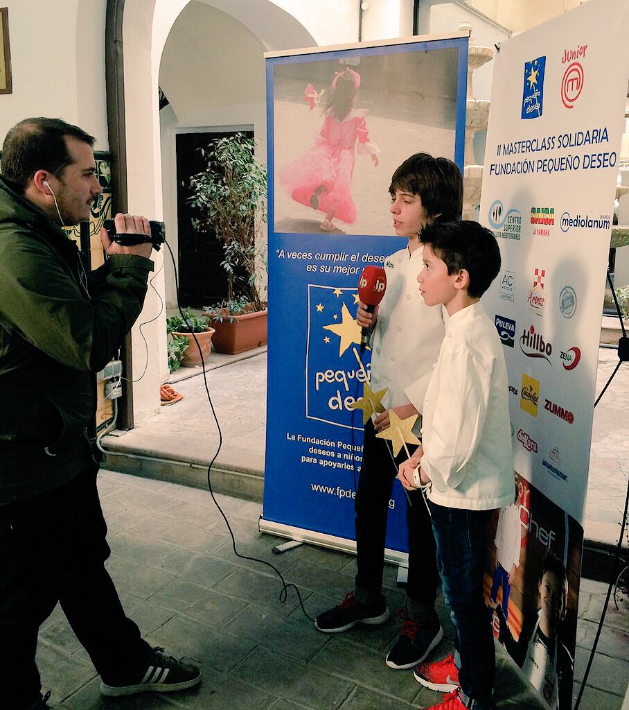 fpdeseo's tweet photo. ¡¡Empezamos la II MASTERCLASS!! Manuel y Lukas en plena entrevista #MAsterclassvalencia #masterchefjunior https://t.co/OTbpXQrECm