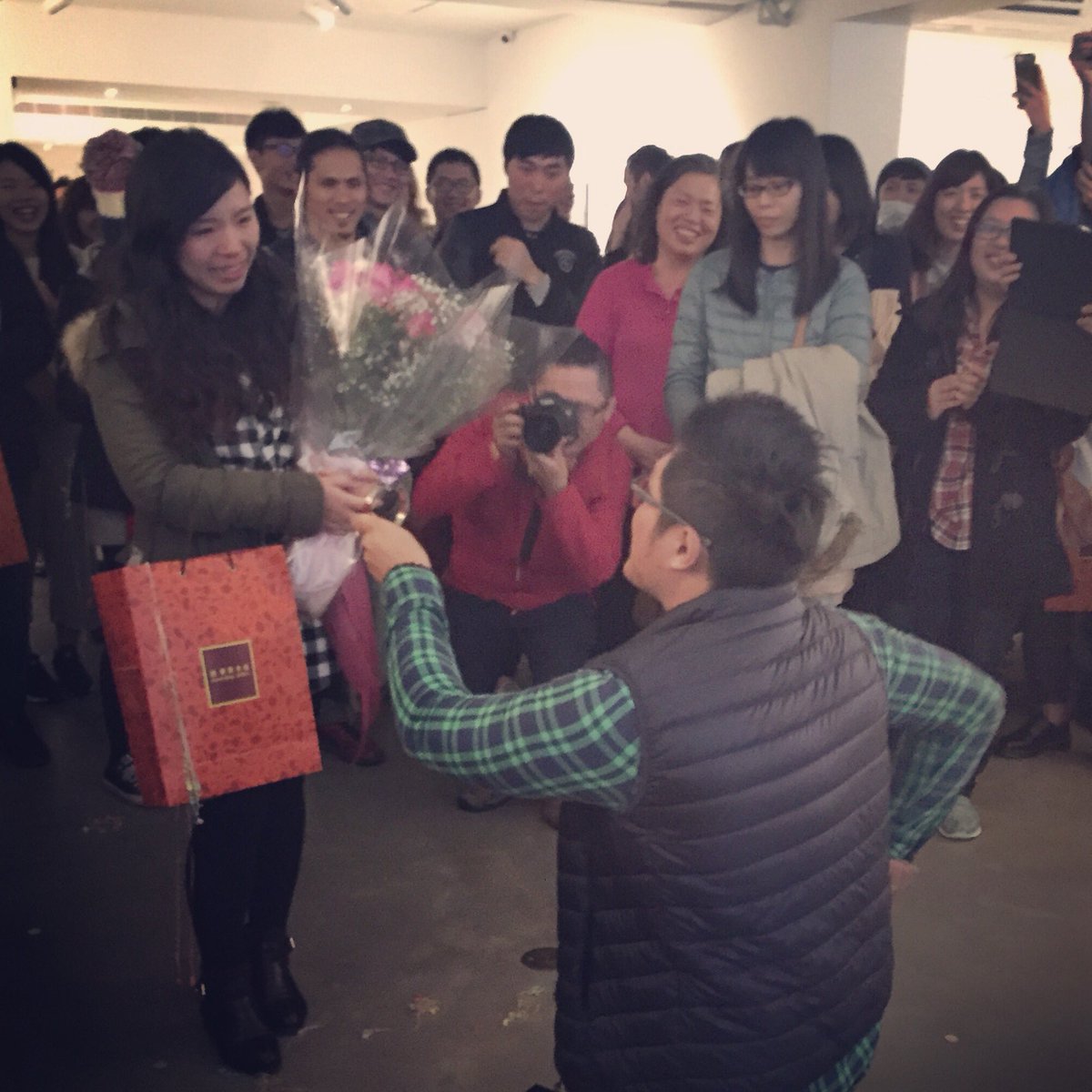 AusOfficeTPE's tweet photo. One of our #aWanderDownUnder winners surprised his girlfriend, proposing at the end of his speech (she said yes!!) https://t.co/FJO7bobQhc