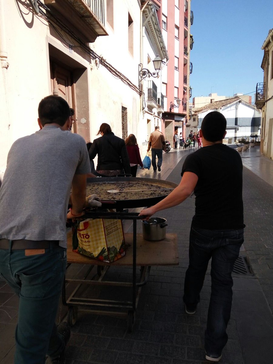 dimoniscampanar's tweet photo. #TotaUnaPaellaEnMoviment #Campanar #JuntaSolarfallera iee que el comboi al @ca_revolta amb les @FallesPopulars https://t.co/e782xN0iqe