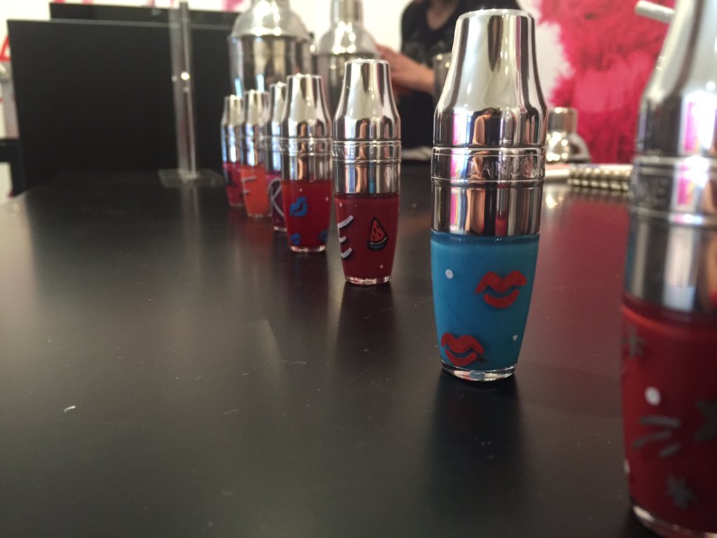 houseoffraser's tweet photo. We're at the @GlamourMagUK #BeautyFest with @LancomeUK and their fab new #JuicyShakers 💄 https://t.co/VsGGEvaQ3T