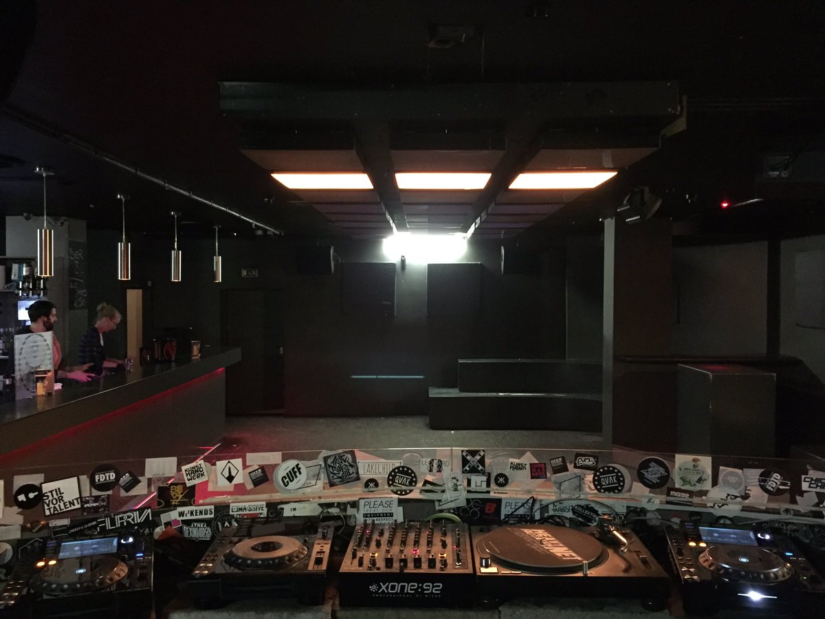 ✌🏼️My working desk some hours ago. Next stop: Haze - Casale - Italy with <a href="/cosmic_cowboys/">Cosmic Cowboys</a> 🌹🍕✈️