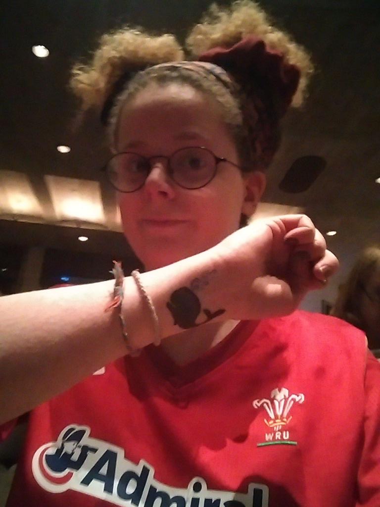 TheBronwini's tweet photo. Low-key supporting Wales from the theatre. https://t.co/idoWHlJgVV