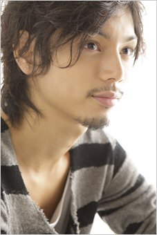 水嶋ヒロの髪型 スパイラルパーマのセット法を紹介 男の髪型特集