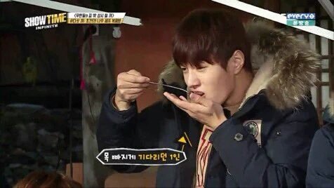 7WorldINFINITE's tweet photo. Myungsoo &amp; Food best scene forever. He doesn't care with anything when he is eating ^^ #Happy25thLkimDay #HappyLDay https://t.co/ahm9oFdCPo