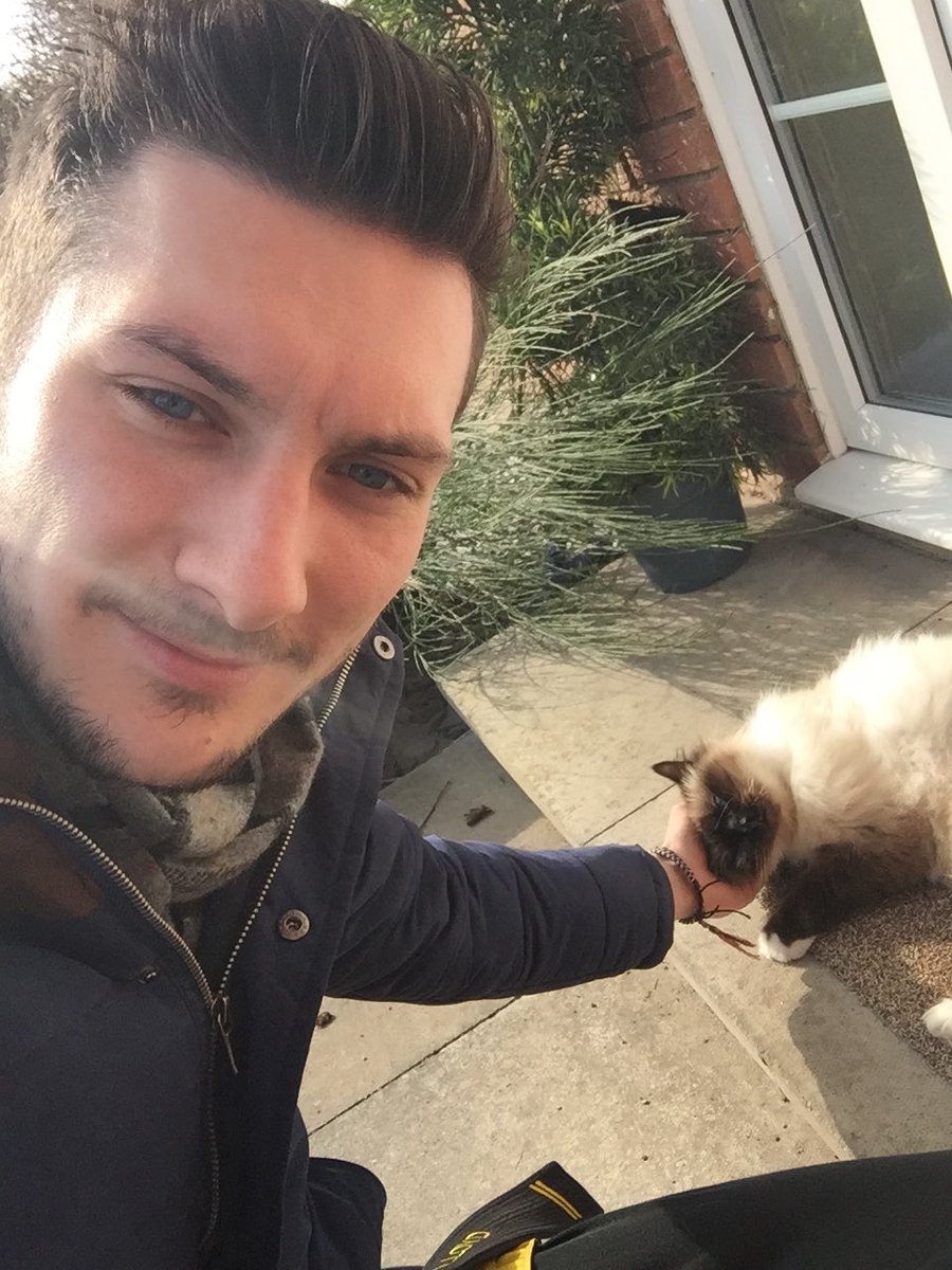 DanLloyd450's tweet photo. @Groves_Elliexo spent three days at mine waiting to see Brian and a day after she goes he comes to play 😂😸 https://t.co/i8RZErI3Gi