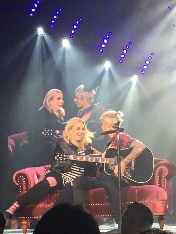 viola_para's tweet photo. OLLG powróciło .. Kochamy cie za to Jus , bo bez tego koncerty nie były takie same 😓❤️ #PurposeTourVancouver https://t.co/vXZdthqX35