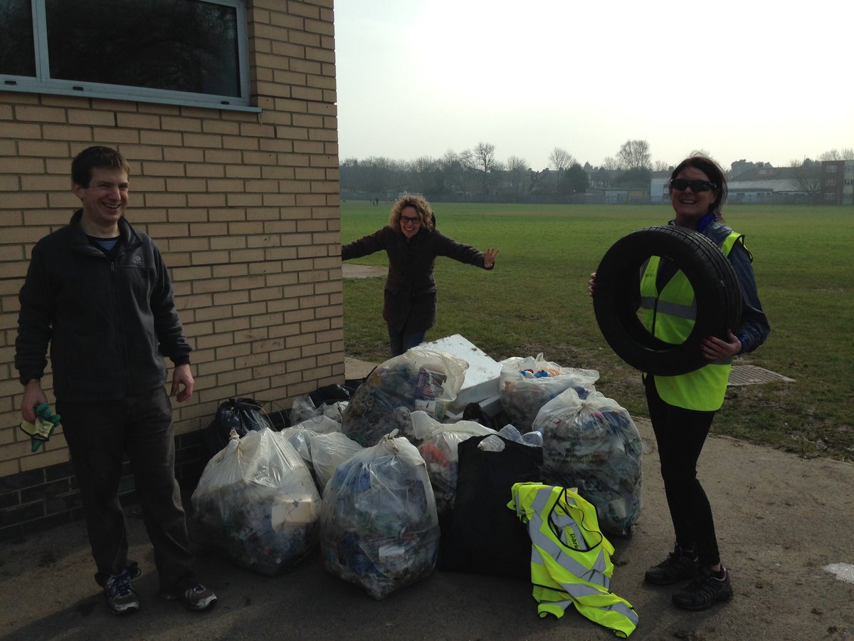 thh76's tweet photo. Just a bit of litter from peter May centre.Thanks to @walthamstowrun volunteers. #wfspringclean @TheLPFF @parkrunUK https://t.co/AOTktxBWjZ