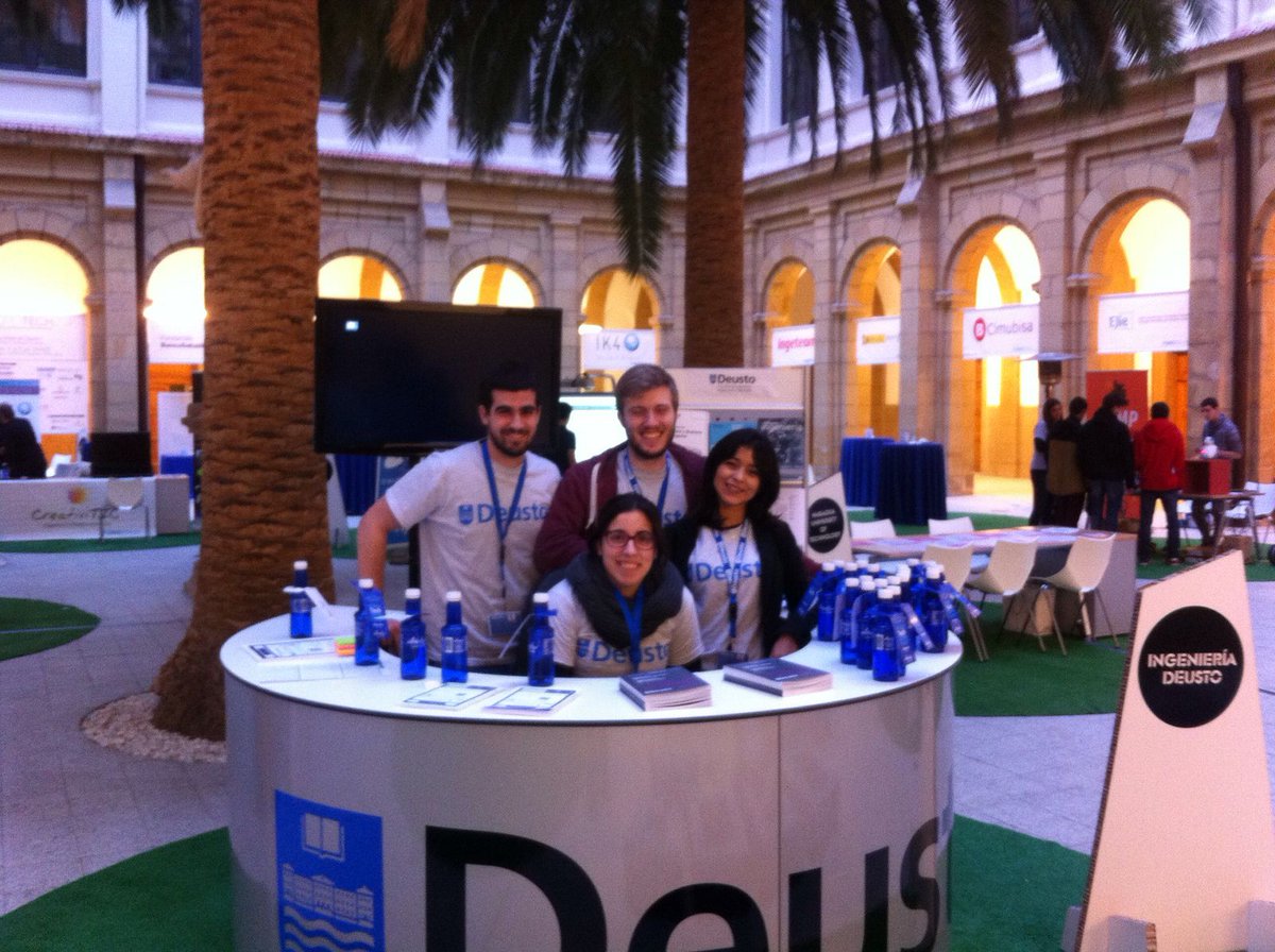 IngDeusto's tweet photo. Monitores #forotech2016 equipo estudiantes @IngDeusto @deusto Un orgullo vuestra actitud y valores a niños y publico https://t.co/hmNEAvsycQ