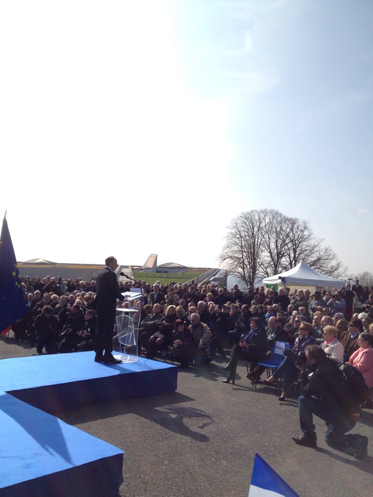 TeamUMP's tweet photo. Plus de 1000 personnes pour le lancement de campagne de #JFC2016 ! #OnNeReculePlus https://t.co/10MwwCeAcG