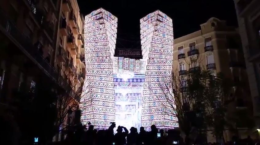 TodoNoticiasEU's tweet photo. La Falla Cuba-Literato Azorin,1er Premio, ilumina Valencia -  https://t.co/ZVMw2YBgYP https://t.co/5jlHMW4hQe