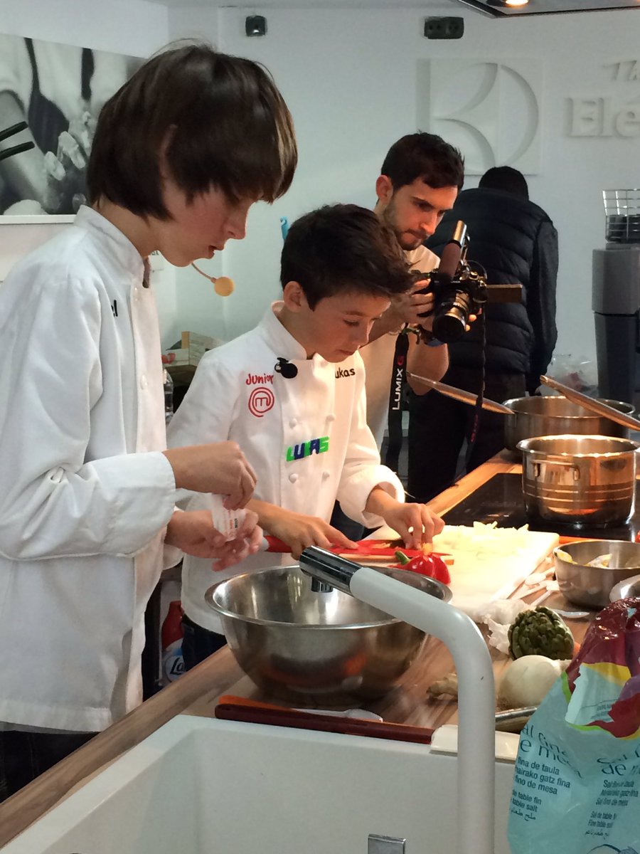 fpdeseo's tweet photo. Y seguimos..¡Manuel y Lukas nos sorprenden con su receta! ¡¡Que buenooo!!
#Masterclassvalencia #MasterchefJunior https://t.co/HtnYfVoTSr