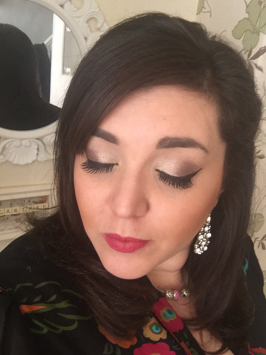 LauraMcfabulous's tweet photo. Love this make up #esteelauder #urbandecay #collection2000
#avon #ysl #makeup https://t.co/NAjUh0FgGO