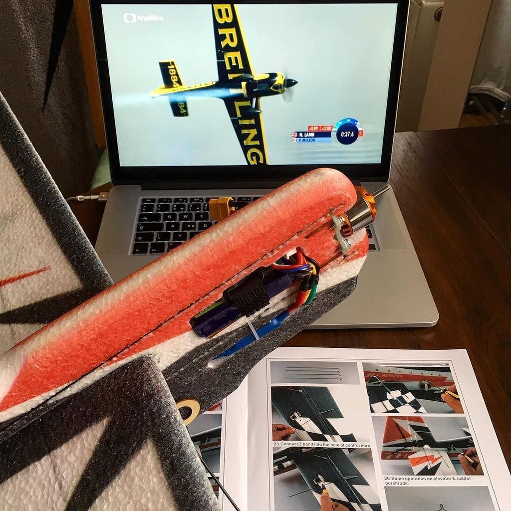 reyosmot's tweet photo. Ideální sobota! #Live přenos #RedBull #AirRace #AbuDhabi a k tomu lazení #Sbach342 #RcPlan… https://t.co/ohborJ137v https://t.co/pGtfewZinm