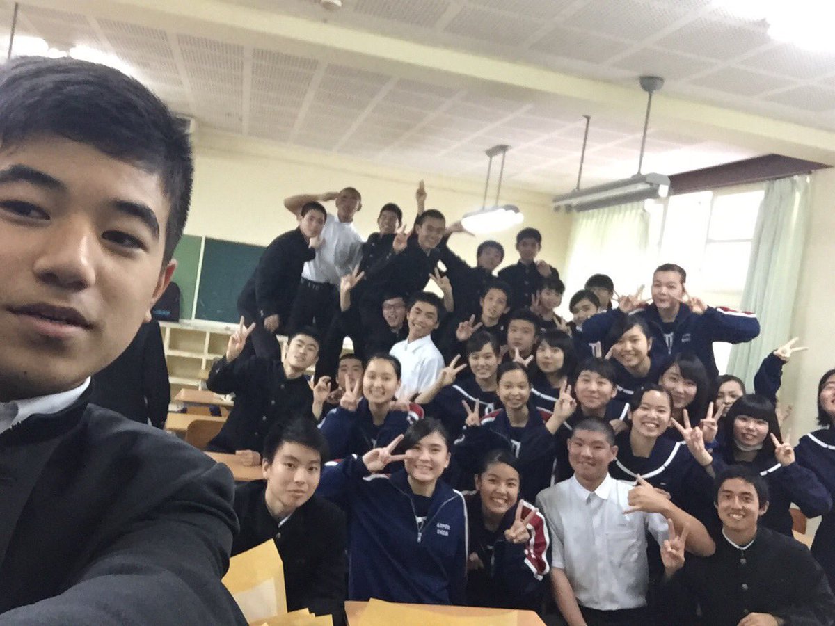 PvMoi's tweet photo. 卒業式！最高でした😌👍
美東中 68期生 ありがと🙌

3年4組 感謝🙈❣️ https://t.co/zQCJAc1J9N
