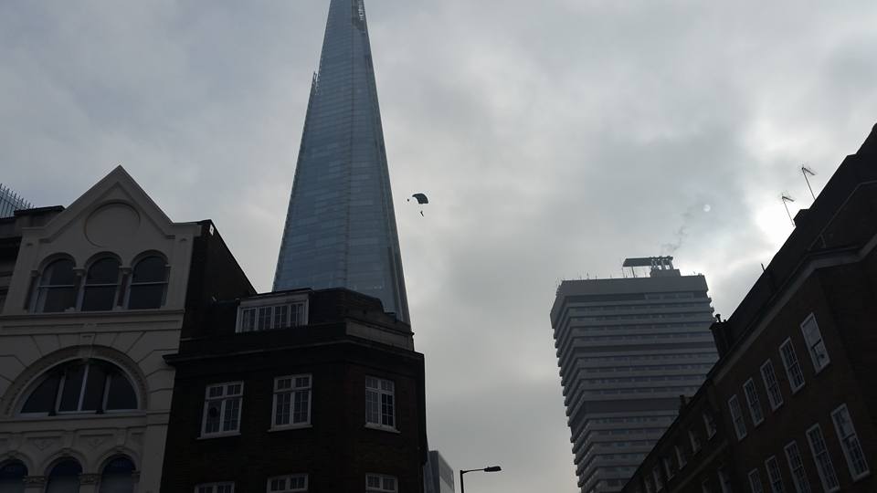 BuzzFeedUK's tweet photo. It looks like a Base jumper just parachuted off the Shard 😨https://t.co/2dHYBdh5PW https://t.co/JXuGu27N0S
