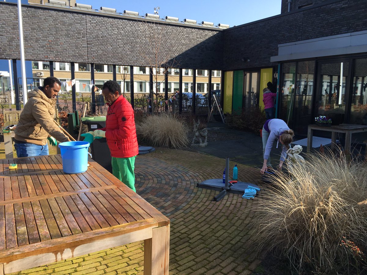 VWNNDFM's tweet photo. Vluchtelingen aan werk bij @hofenhiem in #lemmer voor #NLdoet https://t.co/PmUfOhlJvg