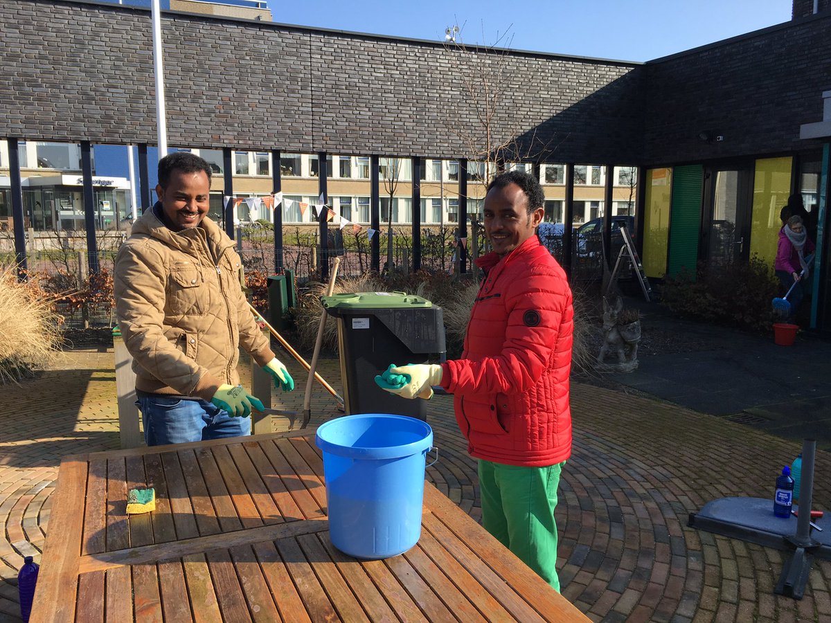 VWNNDFM's tweet photo. Vluchtelingen aan werk bij @hofenhiem in #lemmer voor #NLdoet https://t.co/PmUfOhlJvg