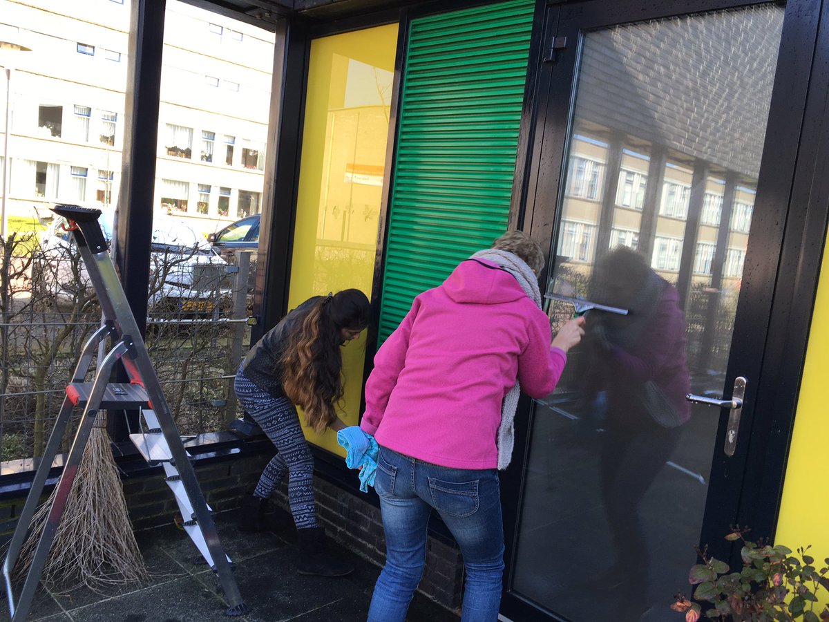 VWNNDFM's tweet photo. Vluchtelingen aan werk bij @hofenhiem in #lemmer voor #NLdoet https://t.co/PmUfOhlJvg