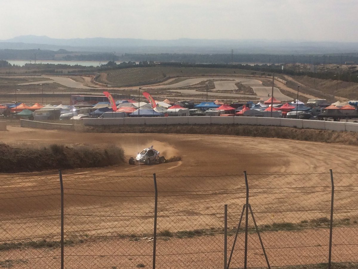 todoautocross's tweet photo. Arrancan los entrenos oficiales #autocrossmotorland con los junior car cross en pista! @RFEdeA @MotorlandArag https://t.co/7ZsEy3V8Z2
