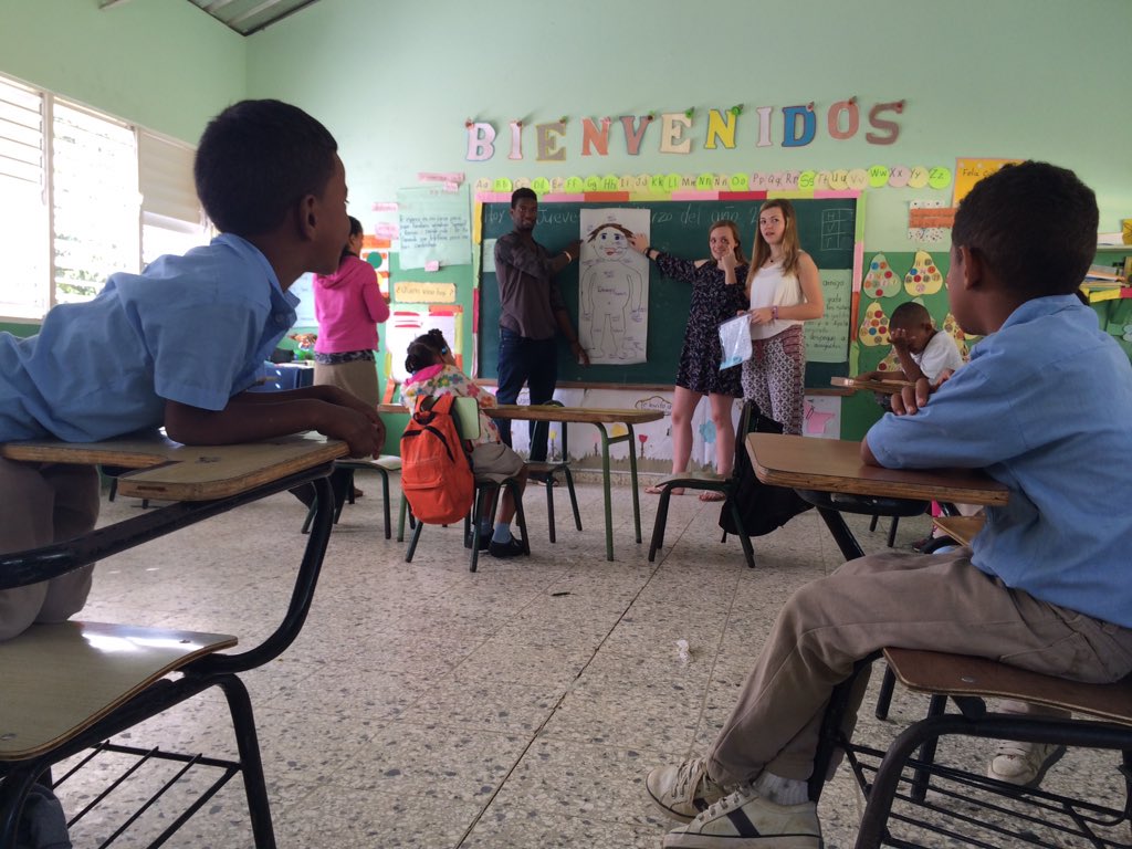 DRProjectWeek's tweet image. Teaching all different parts of the body in English to different age Spanish students. #nhsprojectweek