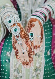 LyfeWithStyle's tweet photo. Check out the best collection!! #mehndidesigns#bridalmehndidesigns#banglesmehndi https://t.co/3UFpjk7E4C https://t.co/n5ZrDEQs0R