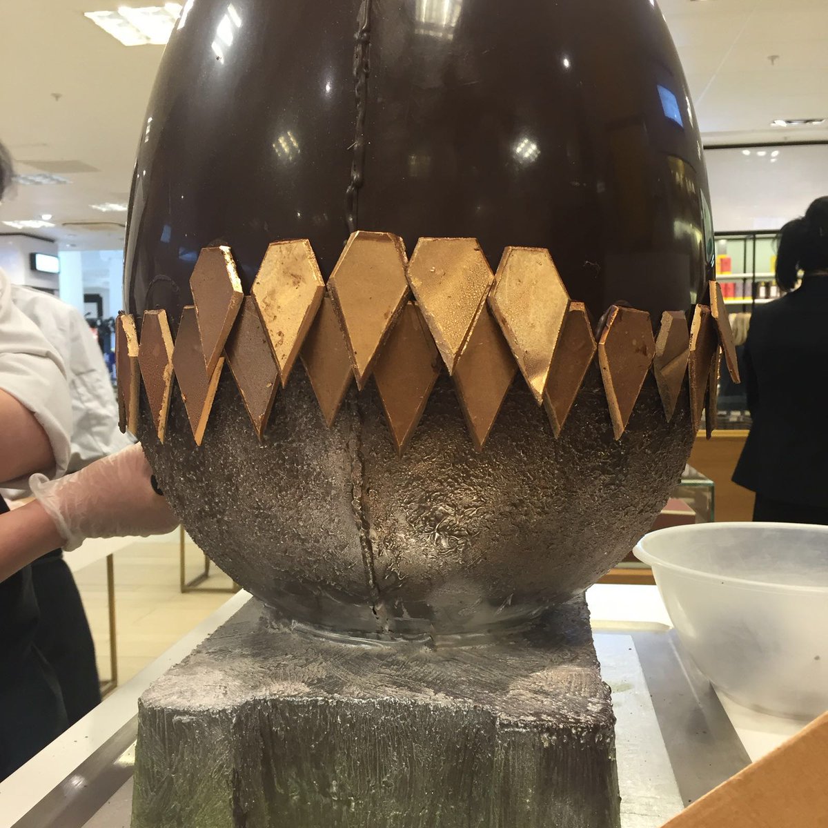 HBOMaxUK's tweet photo. Feast your eyes on the ULTIMATE dragon egg @Selfridges today to celebrate #GameOfThrones S5 on DVD &amp; Blu-ray Monday. https://t.co/TW0t1SoTcu