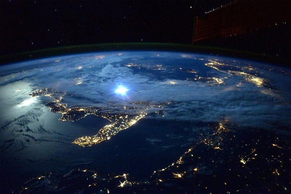 Piclogy's tweet photo. Moonlight Over #Italy | Photography by ©Scott Kelly https://t.co/QivMDnQ5H6