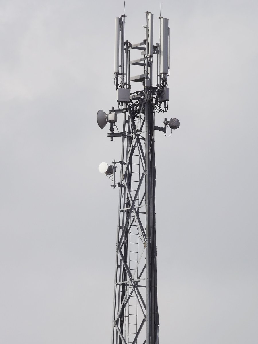 mastexploration's tweet photo. A rather well performing #Vodafone and #O2 800/900/1800/2100 mast with #RRUs. 50-70mbps achieved on L800 https://t.co/3ui6JWBhUW
