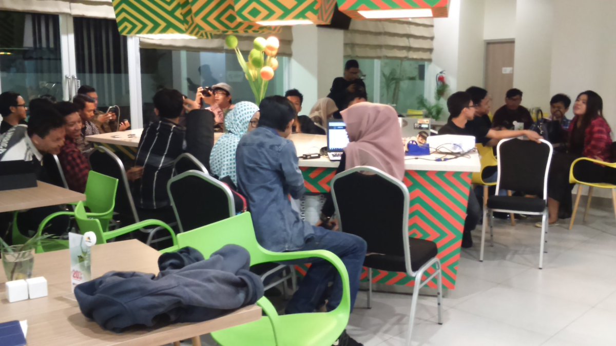 EHmakassar's tweet photo. Sambil menunggu hujan reda, #MusicForEarth 2016 diisi dg sosialisasi ttg #EarthHour di Resto @PesonnaMKS. #IniAksiku https://t.co/NOh0CZtUNm