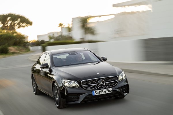 nmasunivision's tweet photo. Mercedes-Benz presentará su nuevo Mercedes-AMG E43 en Nueva York #NYIAS https://t.co/FkMKP1Kct8 https://t.co/TT9oQYY414
