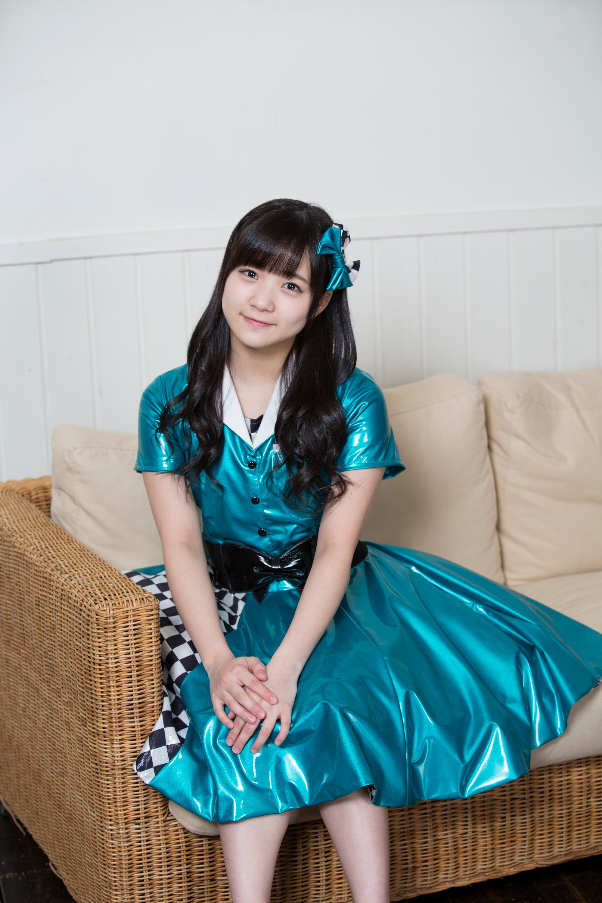 稲場愛香(カントリー・ガールズ) 癒してクッション 2015 kantori-waka11.jpg