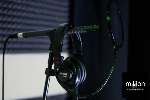 atluvtraxx's tweet photo. I love my work in da studio. #Music #Dj #Mixing #MillionRecords #Amillion #Songs #Lyrics #Love https://t.co/loKTJkIKL3