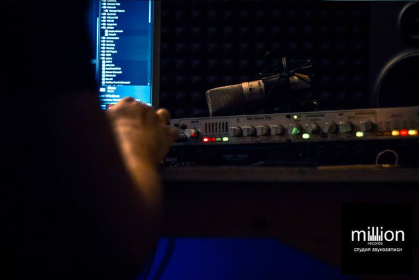 atluvtraxx's tweet photo. I love my work in da studio. #Music #Dj #Mixing #MillionRecords #Amillion #Songs #Lyrics #Love https://t.co/loKTJkIKL3