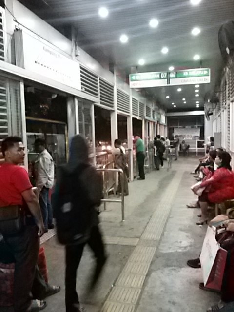 SIGNAGE ASAL2AN.. <a href="/PT_TransJakarta/">Transportasi Jakarta</a> ga STOP sesuai petunjuk pintu. Sudah 1 tahun begini. TOLOL KARATAN <a href="/basuki_btp/">Basuki T Purnama</a>