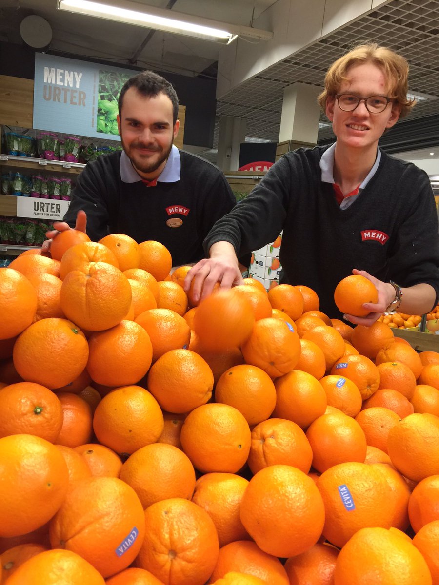 vkjuus's tweet photo. Østkanten vinner appelsinkrigen! #MENYSTOVNER selger dobbelt så mye som #MENYRØA. Godt humør til tross😉 @BentHHoyre https://t.co/3ou9MGloiH