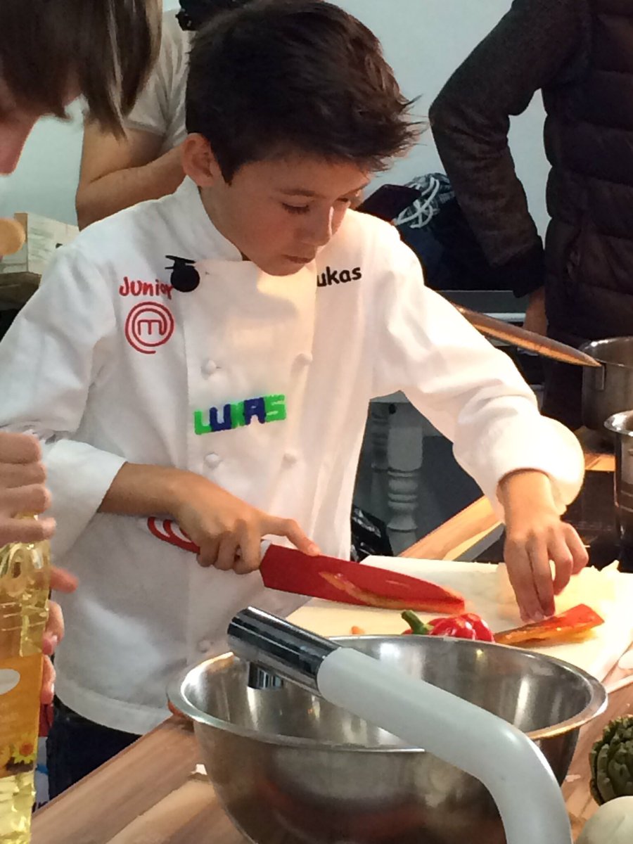 fpdeseo's tweet photo. ¡¡Gracias a todos por esta maravillosa Masterclass!! #masterclassvalencia #masterchefjunior.@centro_cshm https://t.co/R8fEHVI6qV