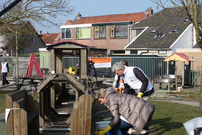 koninklijkhuis's tweet photo. Vrijwilligersactie @NLDOET: Koningspaar aan de slag in speeltuin #Vreugdeoord, Alphen aan den Rijn @OranjeFonds https://t.co/9eFurUKm2X