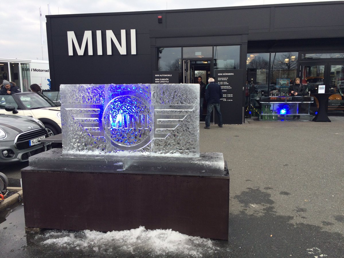 eisybo's tweet photo. Christian #Tramitz bei @BMW in #Nürnberg #läuft.
Aber erstmal zum #Foodtruck von #DonBurrito 👍🏼 https://t.co/j7zVwSZXkK